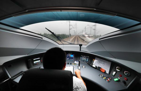 C2581次复兴号高铁列车疾驰