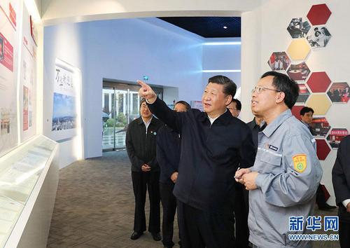 2018年6月13日，习近平在山东烟台考察。这是他在万华烟台工业园听取企业基本情况介绍，察看核心产品展示。图片来源：新华社