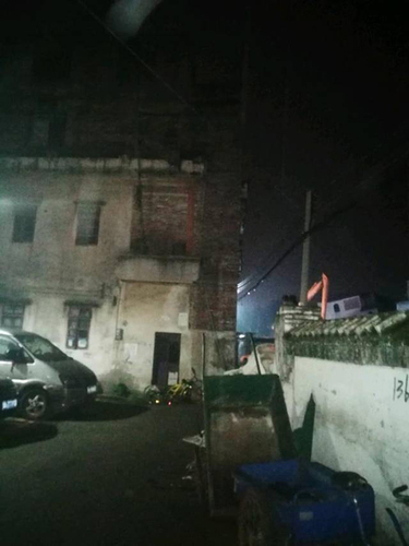 广州一民房15度倾斜地基裸露 疑因地铁施工所致