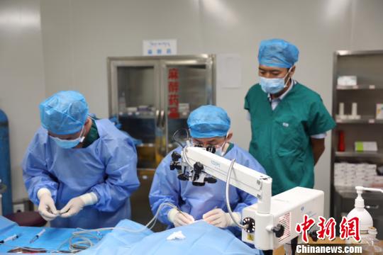 图为医护人员在手术中。(徐卫摄)