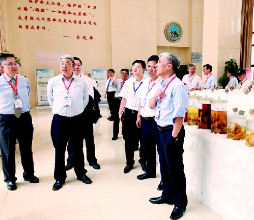 校长们一行在青海大学重点实验室考察。