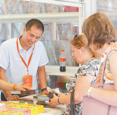 俄罗斯民众在一家老字号展台前购物。 　　本报记者 王斯雨摄