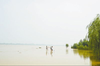 河南洛阳某观光园，河水很深，但有孩子正在嬉戏，附近没有救生人员和设施，也没有任何明显的警示标志。
