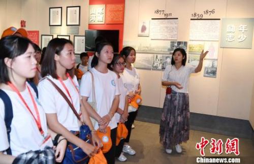 在台福州乡亲年轻一代青年学生参观福州三坊七巷严复书院。记者刘可耕 摄