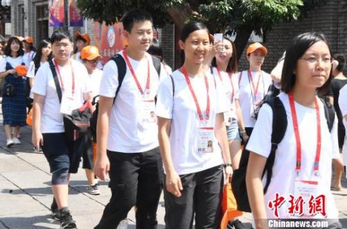 在台福州籍青年学生参观福州三坊七巷，展开寻根之旅。记者刘可耕 摄