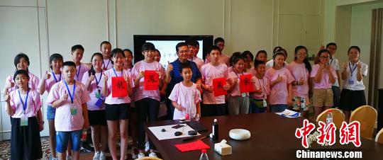 营员与华夏晋道国学院院长刘洪生合影留念。杨杰英 摄