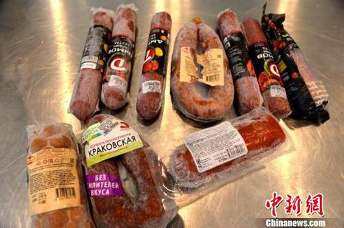 图为南宁海关驻机场办事处截获非洲猪瘟疫区入境旅客携带禁止进境猪肉制品?！×楹?摄