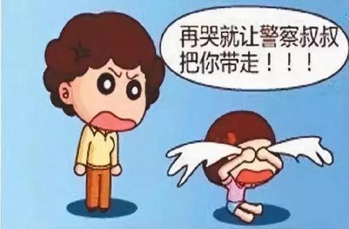 小女孩马路独行拒绝警察帮助 只因家长总说这句话