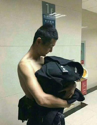 小女孩马路独行拒绝警察帮助 只因家长总说这句话