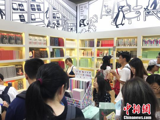 企鹅兰登?！⊥躞?摄