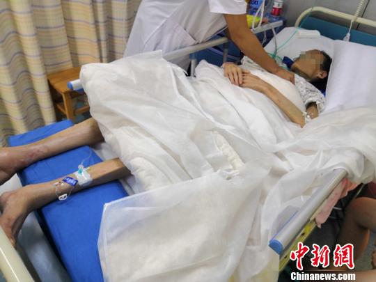 躺在病床上的沈女士体重不足60斤?！〕妈?摄