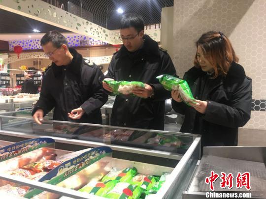 2018年2月，兰州市食药所工作人员对辖区春节前食品安全监管工作进行实地检查、调研。(资料图) 张婧 摄