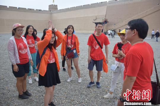 图为研习营成员在嘉峪关关城开展酷跑闯关活动。陈静瑶 摄