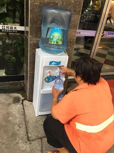 理发店免费为环卫工供水 店主：天天见就像邻居