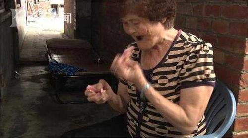 老人7万假牙当垃圾丢 清洁队从“垃圾山”中找回