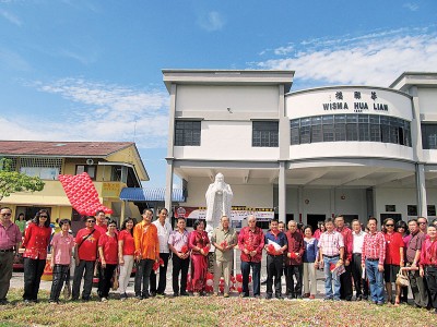 校友回馈母校，送孔像给学校。(图片来源：马来西亚光华网 梁丽萍/摄)
