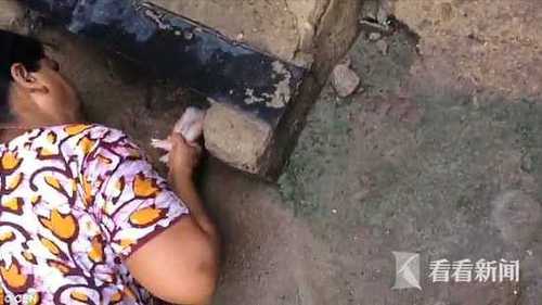 新生男婴被弃阴沟 女子将其掏出取名自由