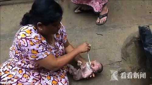 新生男婴被弃阴沟 女子将其掏出取名自由