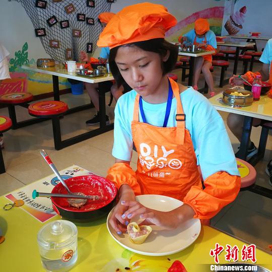 营员姚子煊告诉记者，要做好中华文化的传播使者。　杨杰英 摄