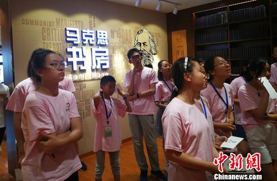 营员在太原市图书馆参观全国首个“马克思书房”?！⊙罱苡?摄