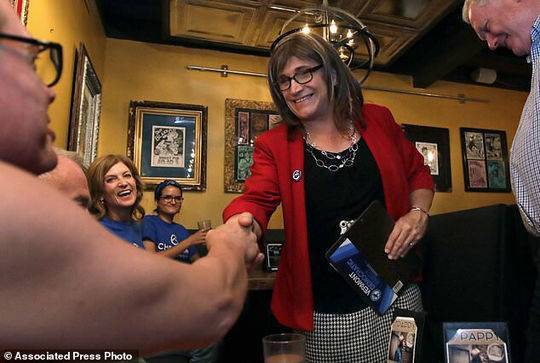 美国或迎来首位变性女州长：她2年前变性 曾是CEO