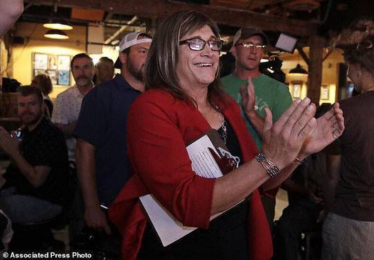 美国或迎来首位变性女州长：她2年前变性 曾是CEO