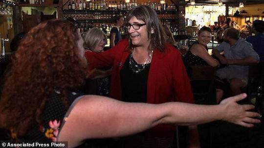 美国或迎来首位变性女州长：她2年前变性 曾是CEO