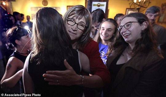 美国或迎来首位变性女州长：她2年前变性 曾是CEO