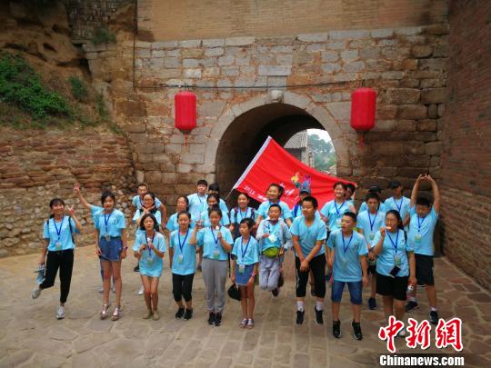 中国侨网8月13日，2018“亲情中华”夏令营山西太原营营员参观张壁古堡?！⊙罱苡ⅰ∩? style=