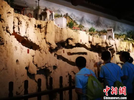 2018“亲情中华”夏令营山西太原营营员在张壁古堡模型前驻足?！⊙罱苡?摄