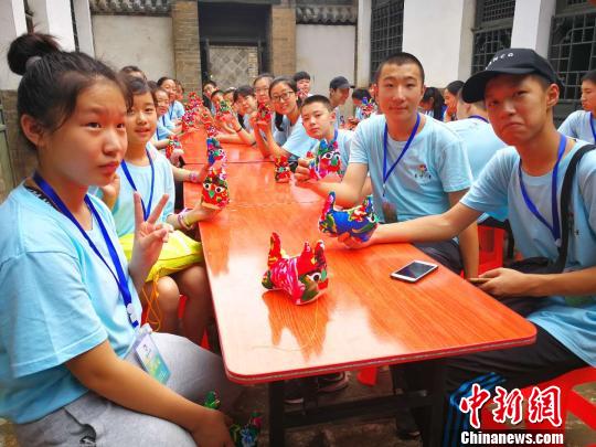 营员亲手制作布老虎?！⊙罱苡?摄