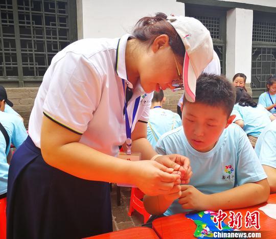 2018“亲情中华”夏令营山西太原营领队吕雪梅表示，活动旨在让中华儿女在家乡身临其境的感受中华传统文化，用心、用手、用眼去感受古代的文明和智慧?！⊙罱苡?摄