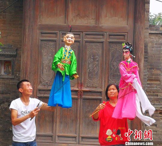 营员观看皮影戏和木偶戏?！⊙罱苡?摄