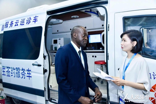 非洲卫生官员详细了解微医云巡诊车产品