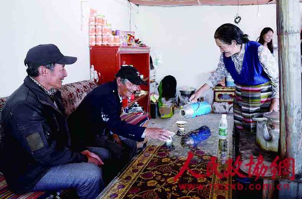 街坊邻居到旺扎家做客，夫妻都会亲手熬制热乎乎的奶茶招待