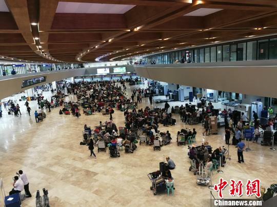 候机厅内，不多的候机座椅已被坐满，有人索性席地而卧?！」叵蚨?摄