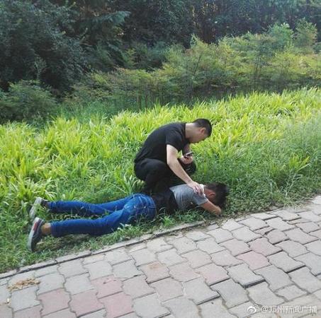 河南一公安局长开会途中遇扒包小偷 停车狂奔拿下