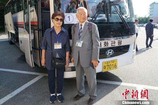 图为老人们在现场合影留念?！≡?摄