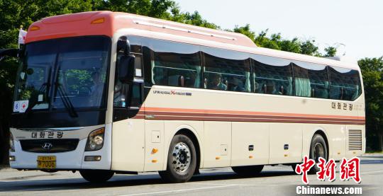 当地时间约8时30分，10多辆大巴车缓缓出发，紧随其后的还有多辆警车、救护车、消防车等?！≡?摄