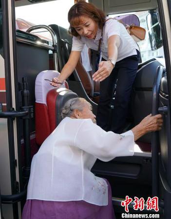 8月20日，第21次韩朝离散家属团聚活动将在朝鲜金刚山举行。图为当天早上韩方家属从束草出发赴朝。　曾鼐 摄