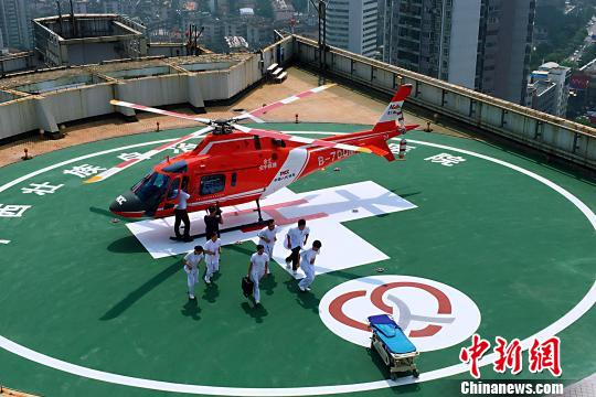 广西开展“空中120”紧急救援演练救治实现地空同达