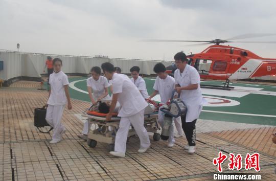 图为直升机空中救援演练现场 吴惟烨 摄