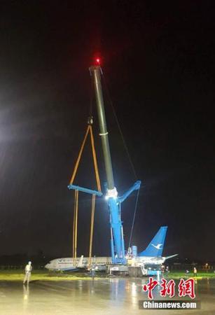 8月16日晚，厦门航空公司B738/B5498班机，执行厦门-马尼拉航班任务，在马尼拉机场24号跑道着陆后滑跑过程中偏出跑道，飞机左发动机脱落。初步报告无人员伤亡。事发时马尼拉机场有强雷雨，能见度2000米，事故原因有待调查。 <a target='_blank' href='http://www.chinanews.com/'>中新社</a>发 NAIA媒体中心供图