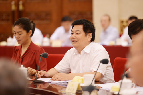 苏华委员发言。