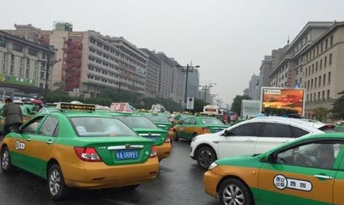 的哥经历天上掉馅饼:女子打车11元却付5568元