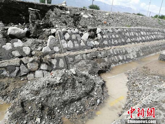 受持续强降雨影响，兰新线线路多处陷穴、塌陷、开裂?！¤矫?摄