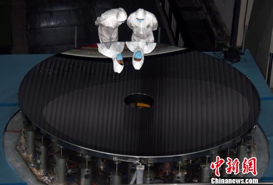 中科院长春光机所研制成功的直径4.03米口径高精度碳化硅非球面反射镜。　孙自法 摄