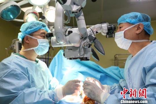 烟台一男子被机器挤断手掌医生为其成功修复（图）