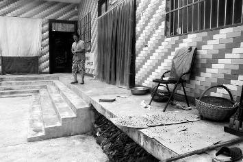 养鸡场苍蝇乱飞村民不堪其扰 提一袋苍蝇投诉