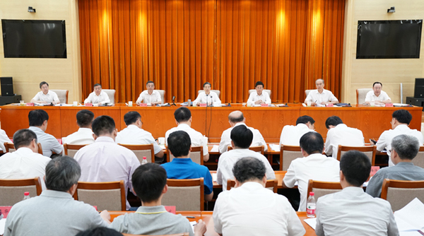 8月21日，中共中央政治局委员、中央政法委书记、全国扫黑除恶专项斗争领导小组组长郭声琨主持召开全国扫黑除恶专项斗争领导小组会议。郝帆 摄